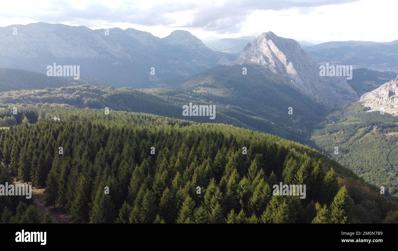 veduta aerea delle montagne dei paesi baschi (parco naturale di urkiola) Foto Stock