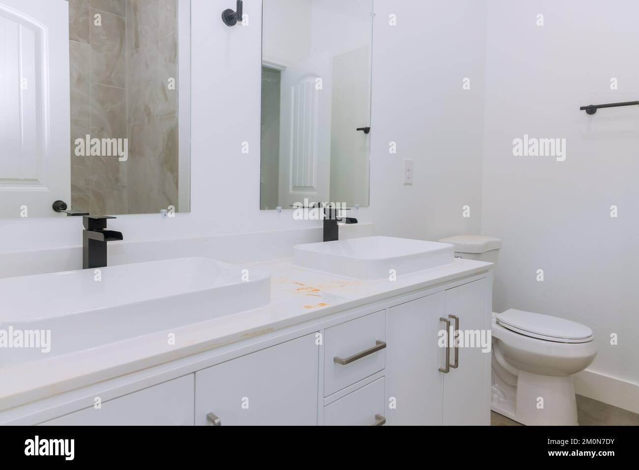Il bagno principale è stato rimodellato in modo sorprendente dopo essere stato rinnovato con un lavandino in marmo Foto Stock