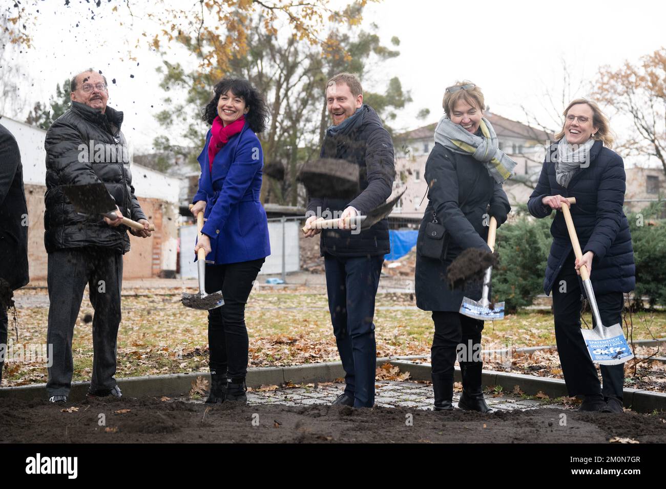 07 dicembre 2022, Sassonia, Dresda: Michael Albrecht (l-r), direttore medico dell'ospedale universitario, Stefanie Speidel, capo della divisione di oncologia chirurgica traslazionale, Michael Kretschmer (CDU), primo ministro della Sassonia, Ursula Weyrich, direttore commerciale del centro tedesco di ricerca sul cancro (DKFZ), E Esther Troost, Preside della Facoltà di Medicina di tu Dresda, si trova nel corso di una simbolica cerimonia di inaugurazione sul sito del futuro nuovo edificio del Centro di Ricerca sul cancro tedesco. Al sito, condizioni uniche a livello nazionale sono da creare per lo sviluppo di tecnologie future i Foto Stock