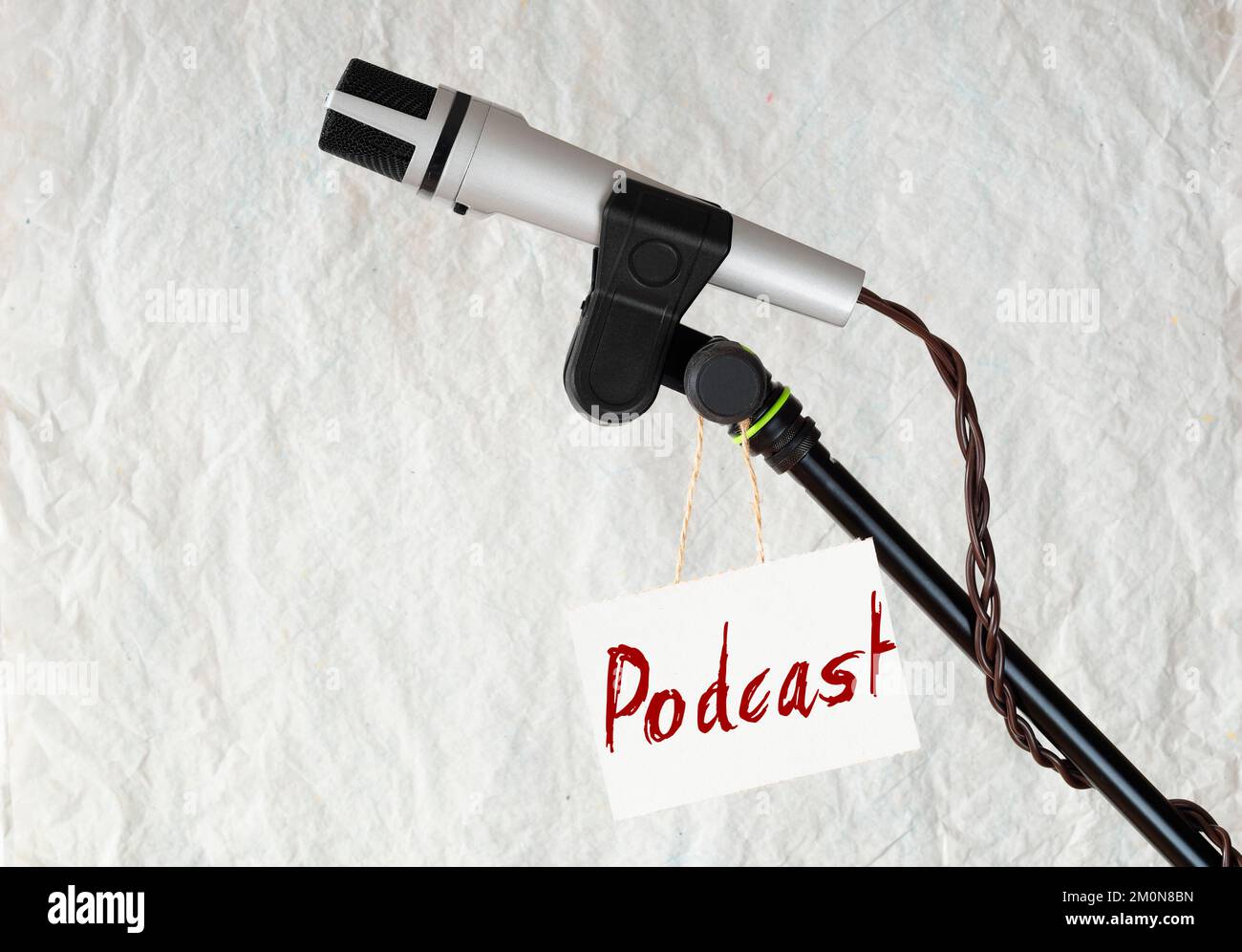 Elegante microfono e podcast d'epoca, registrazione podcast, audiolibro, musica, concetto con spazio di copia gratuito Foto Stock