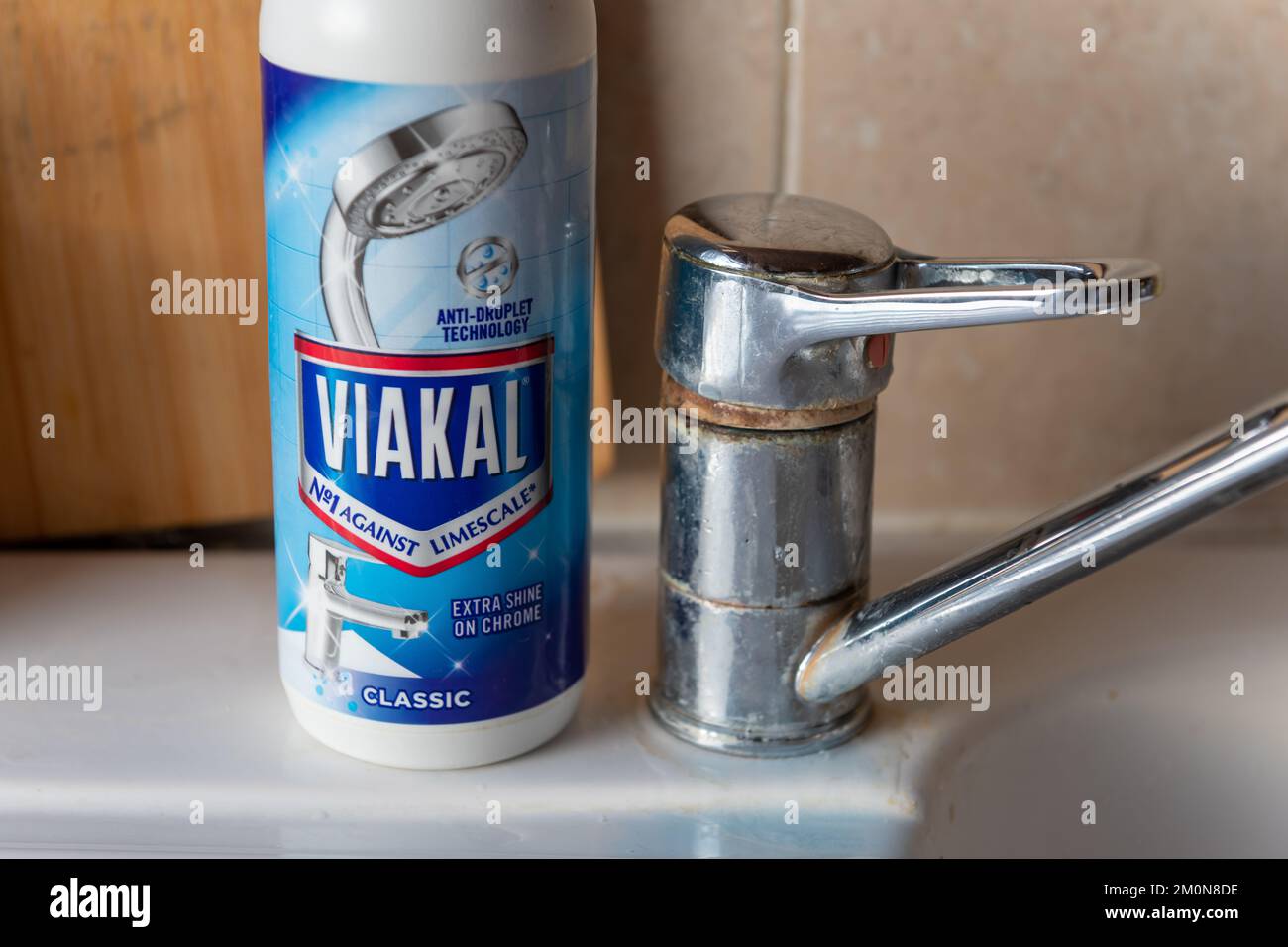 Londra. UK- 12.07.2022. Una bottiglia di anticalcare Viakal accanto a un rubinetto con calcare. Foto Stock
