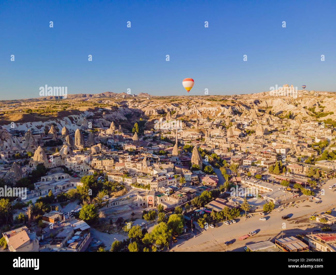 Coloratissime mongolfiere che volano nella valle dei camini delle fate a Nevsehir, Goreme, Cappadocia Turchia. Spettacolare vista panoramica del drone Foto Stock