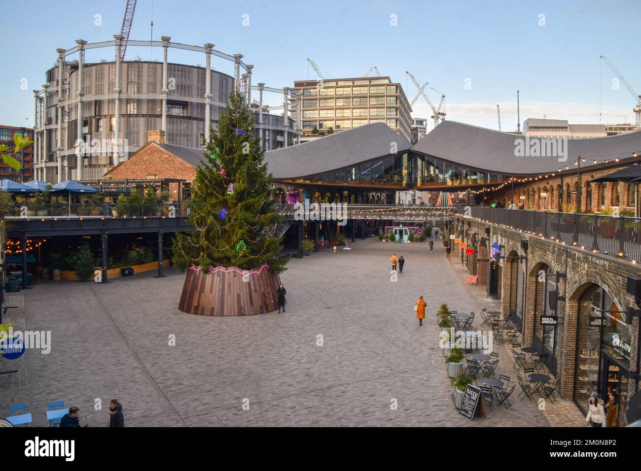 Londra, Regno Unito. 7th dicembre 2022. Albero di Natale al Coal Drops Yard shopping e complesso di ristoranti a King's Cross. Foto Stock