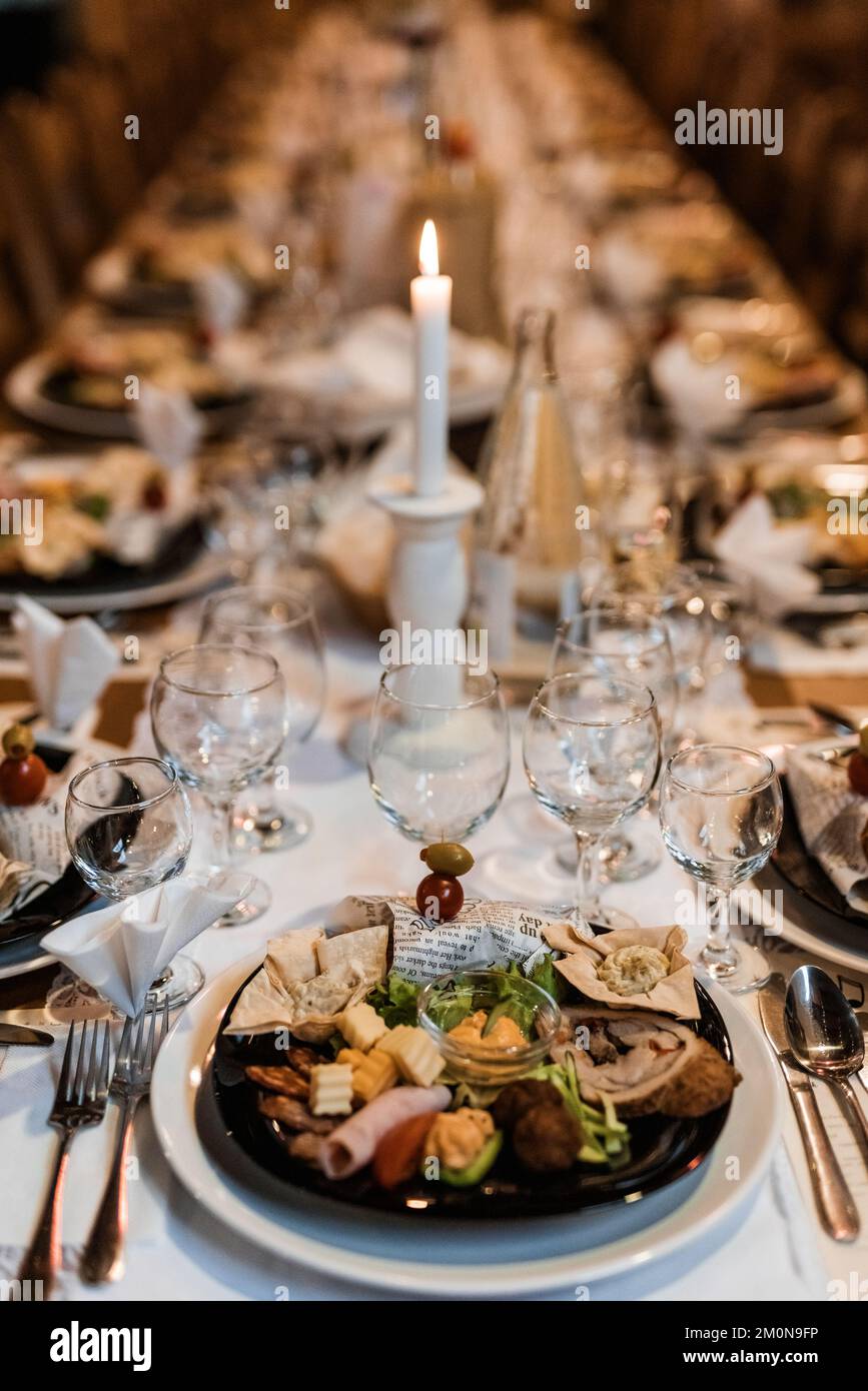 Foto di vita morta decorazione vintage matrimonio con cibo snack e bicchieri Foto Stock
