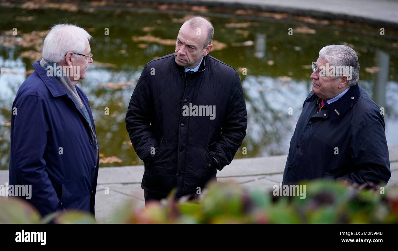 Il segretario dell'Irlanda del Nord Chris Heaton-Harris (centro) parla con Stanley McCombe (a destra), che ha perso sua moglie Ann e Michael Gallagher che hanno perso suo figlio Aiden nel bombardamento dell'Omagh, in un incontro con i familiari delle vittime a Omagh, nella contea di Tyrone, Irlanda del Nord. Data immagine: Mercoledì 7 dicembre 2022. Foto Stock