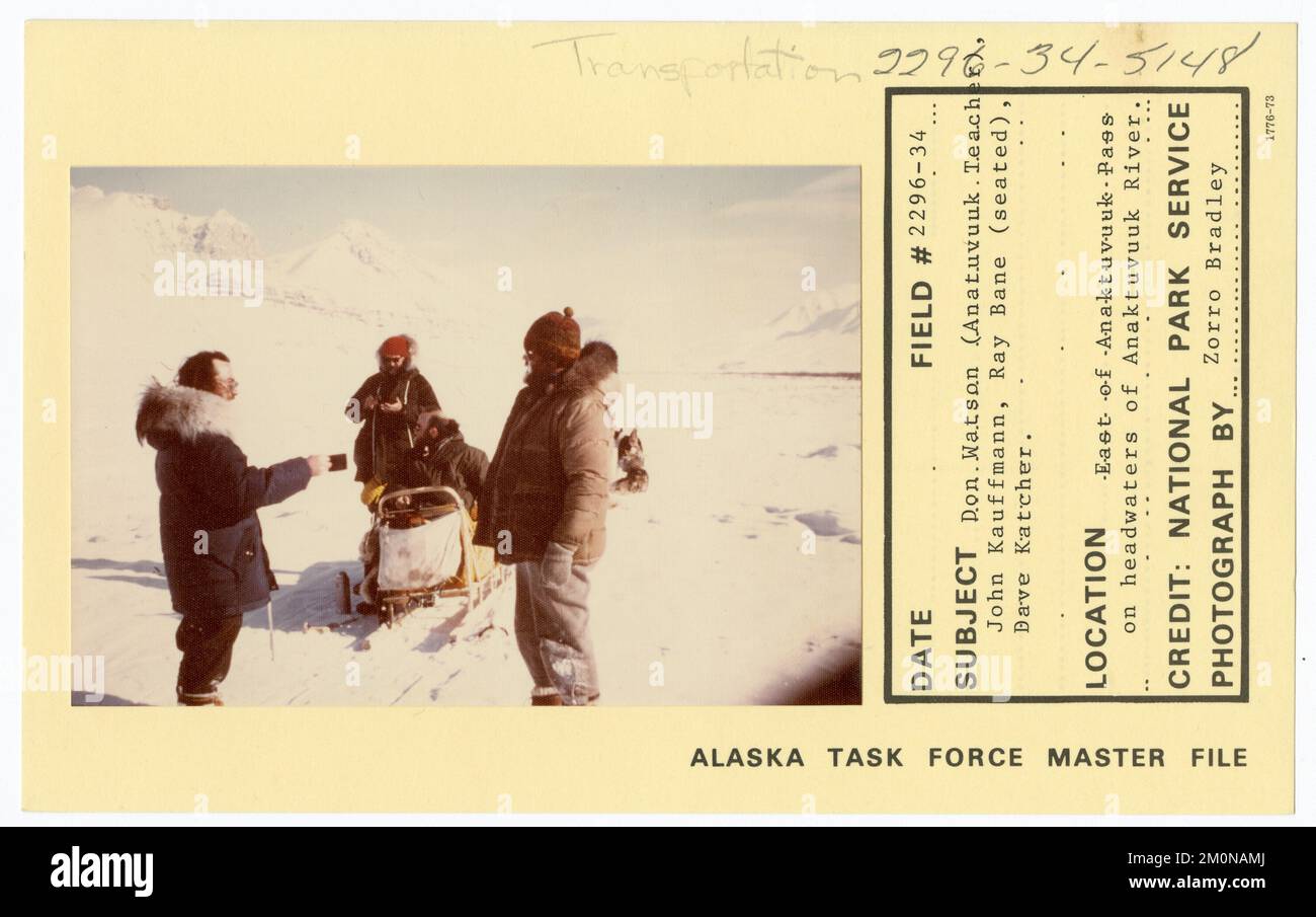 Don Watson (Anatuvuuuk Teaher), John Kauffmann, Ray Bane (seduto), Dave Katcher. Alaska Task Force fotografie Foto Stock