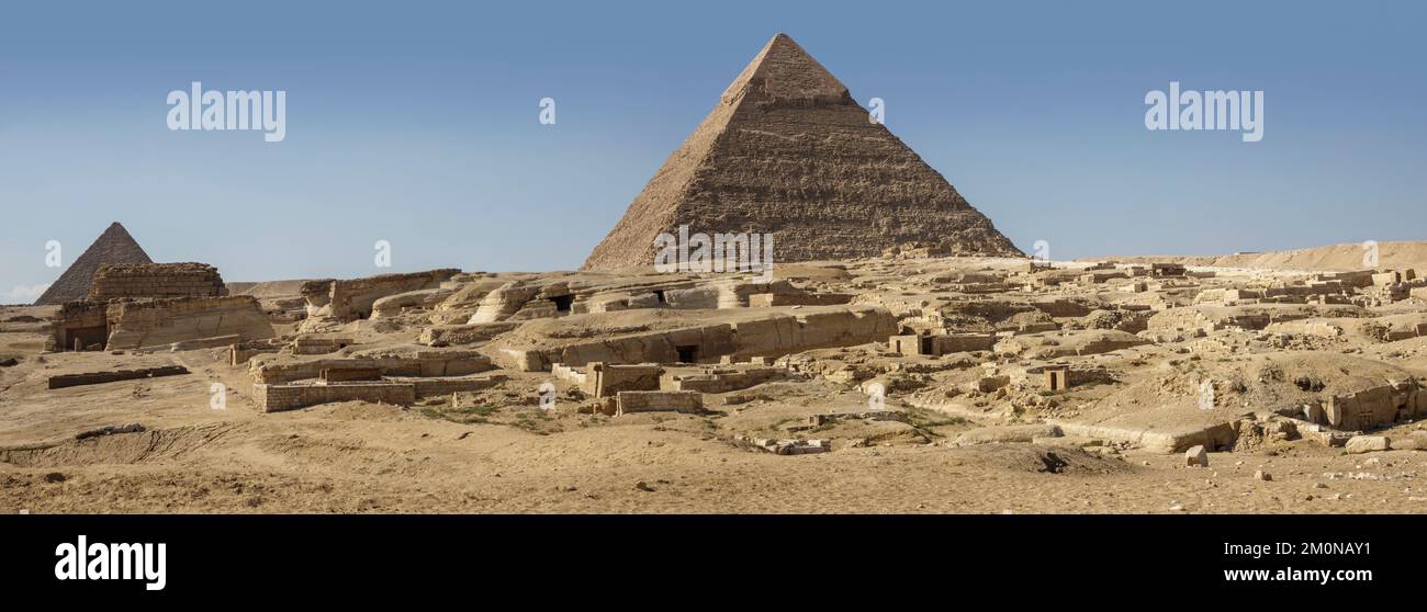 Vista panoramica delle piramidi di Khafre e Khufu sull'altopiano di Giza visto dal campo di mastaba meridionale, il Cairo, Egitto Foto Stock