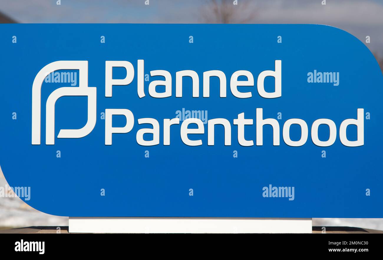 ST. PAUL, MN, USA - 1 GENNAIO 2017: Esterno della clinica Planned Parenthood e logo del marchio. Foto Stock