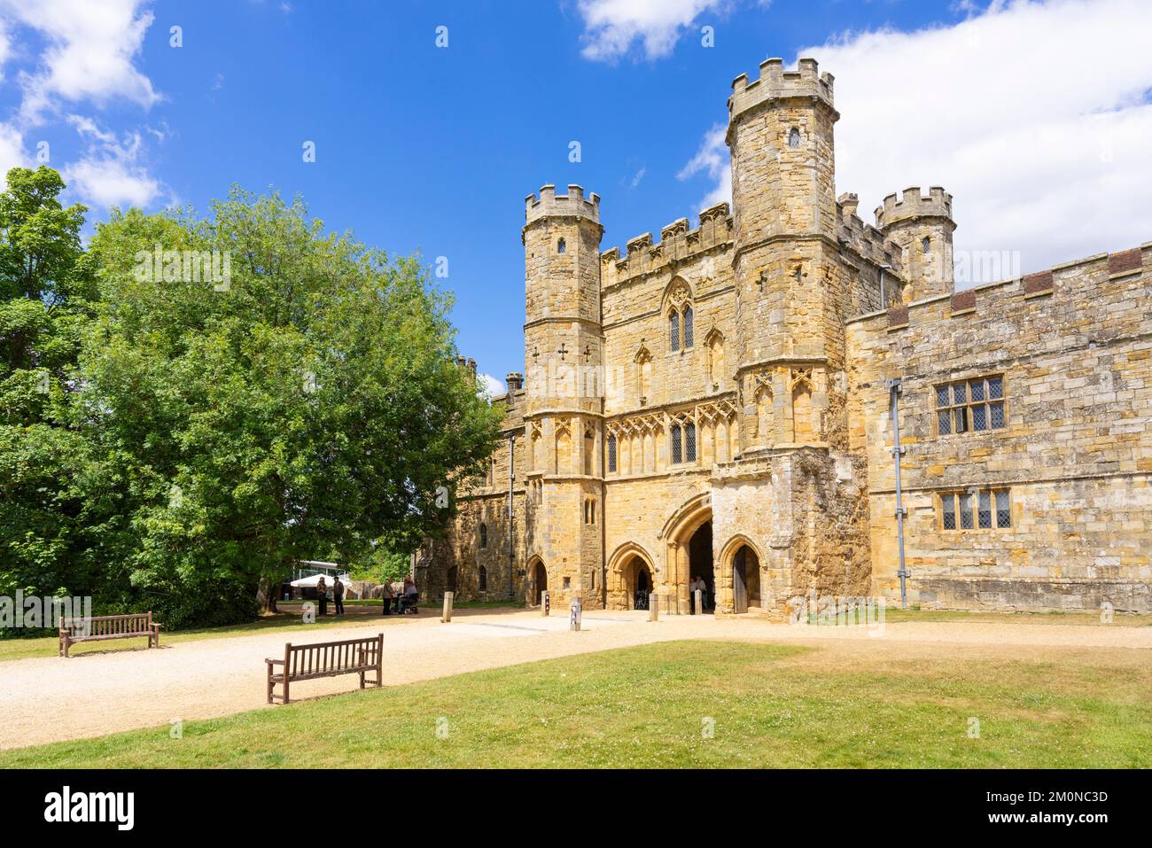 Battle East Sussex South Face of Battle Abbey Great Gatehouse costruito nel 1338 e il suo adiacente muro di quartiere Battle Abbey East Sussex Inghilterra UK GB Europe Foto Stock