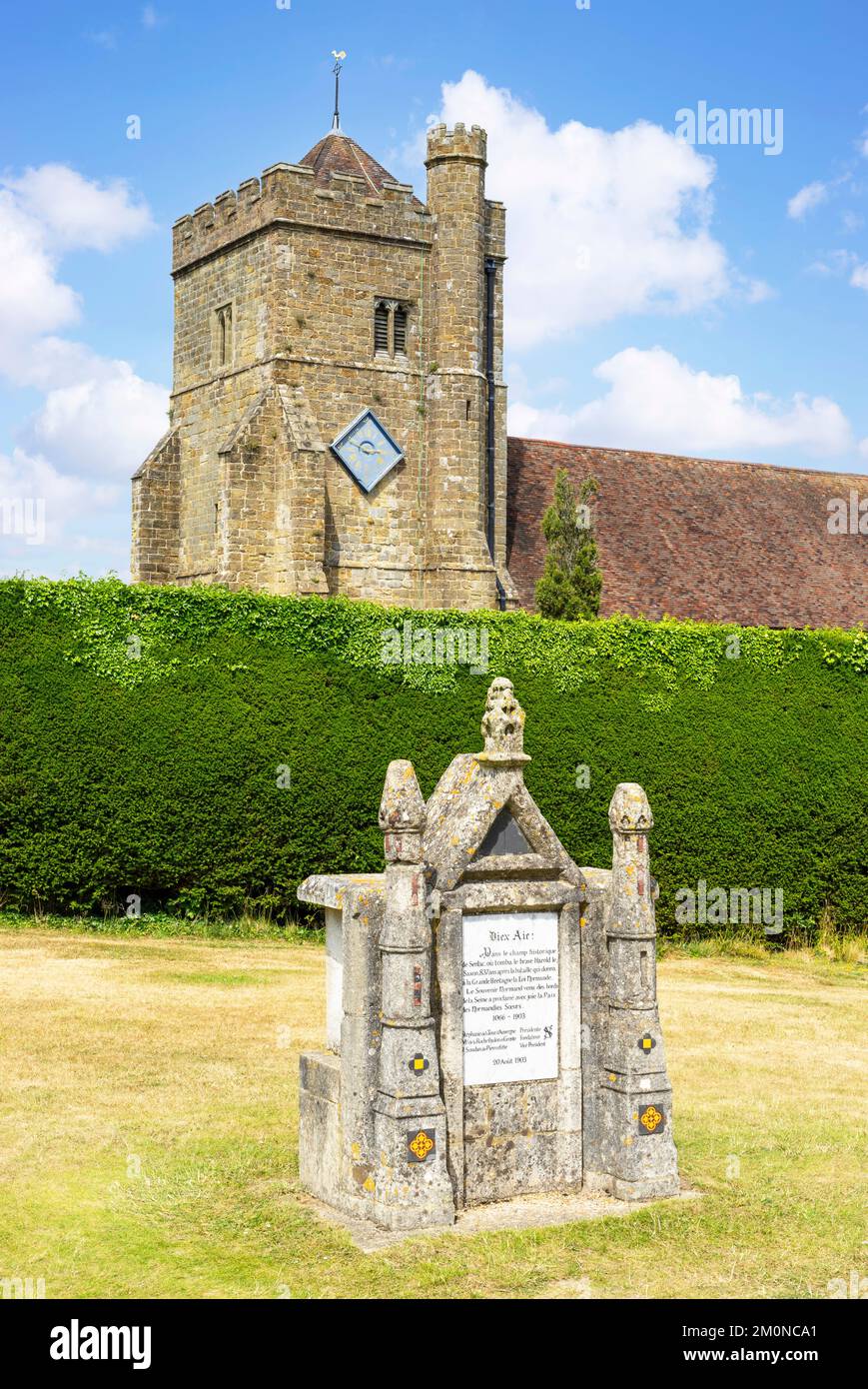 Battle East Sussex Francese memoriale a King Harold Godwinson in Battle Abbey Grounds e St Mary The Virgin Church Battle East Sussex Inghilterra Regno Unito Foto Stock
