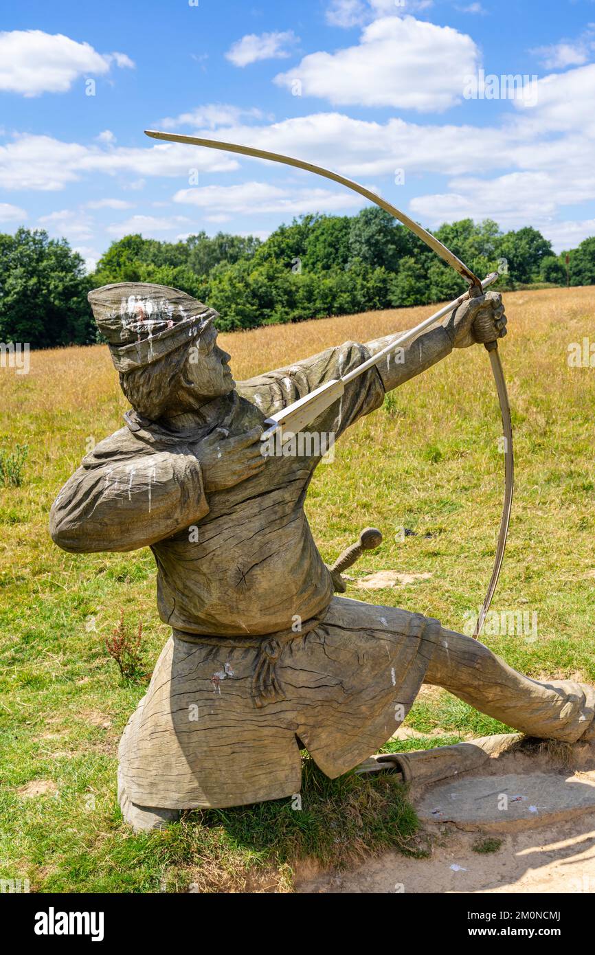 Battaglia East Sussex statua in legno di un arciere sul percorso del campo di battaglia nel 1066 Battle of Hastings Battle England UK GB Europe Foto Stock