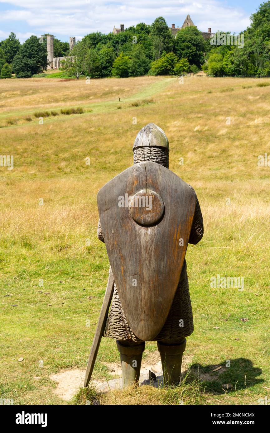 Battaglia East Sussex statue di legno di soldati sul percorso del campo di battaglia nel 1066 Battle of Hastings Battlefield in Battle England UK GB Europe Foto Stock