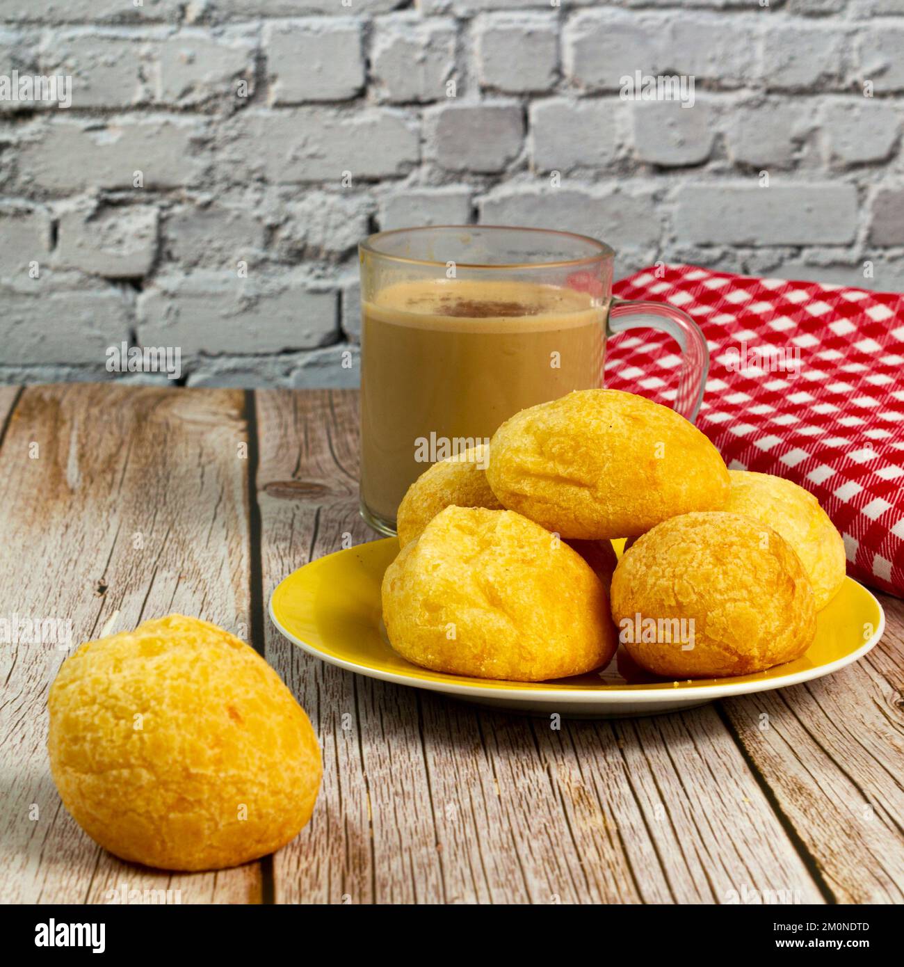 Colazione tradizionale brasiliana, pane al formaggio e caffè con latte. Messa a fuoco selettiva. Immagine quadrata per i post sui social media. Foto Stock