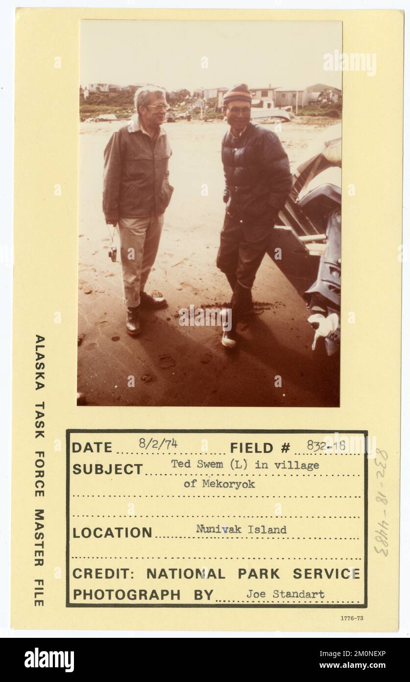 Ted Swem (L) nel villaggio di Mekoryok. Alaska Task Force fotografie Foto Stock