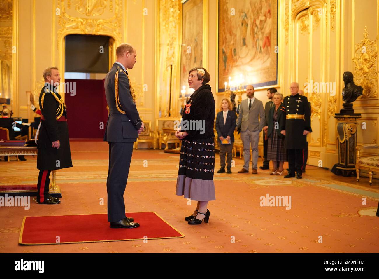 Ella Ritchie, direttore di Intoart, è membro dell'Ordine dell'Impero Briico dal Principe di Galles al Castello di Windsor. Il premio è stato per i servizi alle arti e alla disabilità. Data immagine: Mercoledì 7 dicembre 2022. Foto Stock