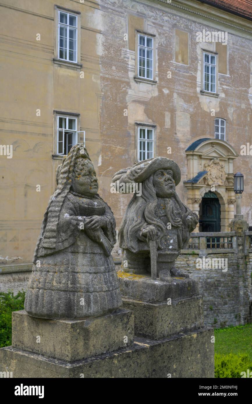 Figure nane di fronte al castello di Neustadt an der Mettau, Nové M?sto nad Metují, Královéhradecký kraj, Repubblica Ceca, Europa Foto Stock