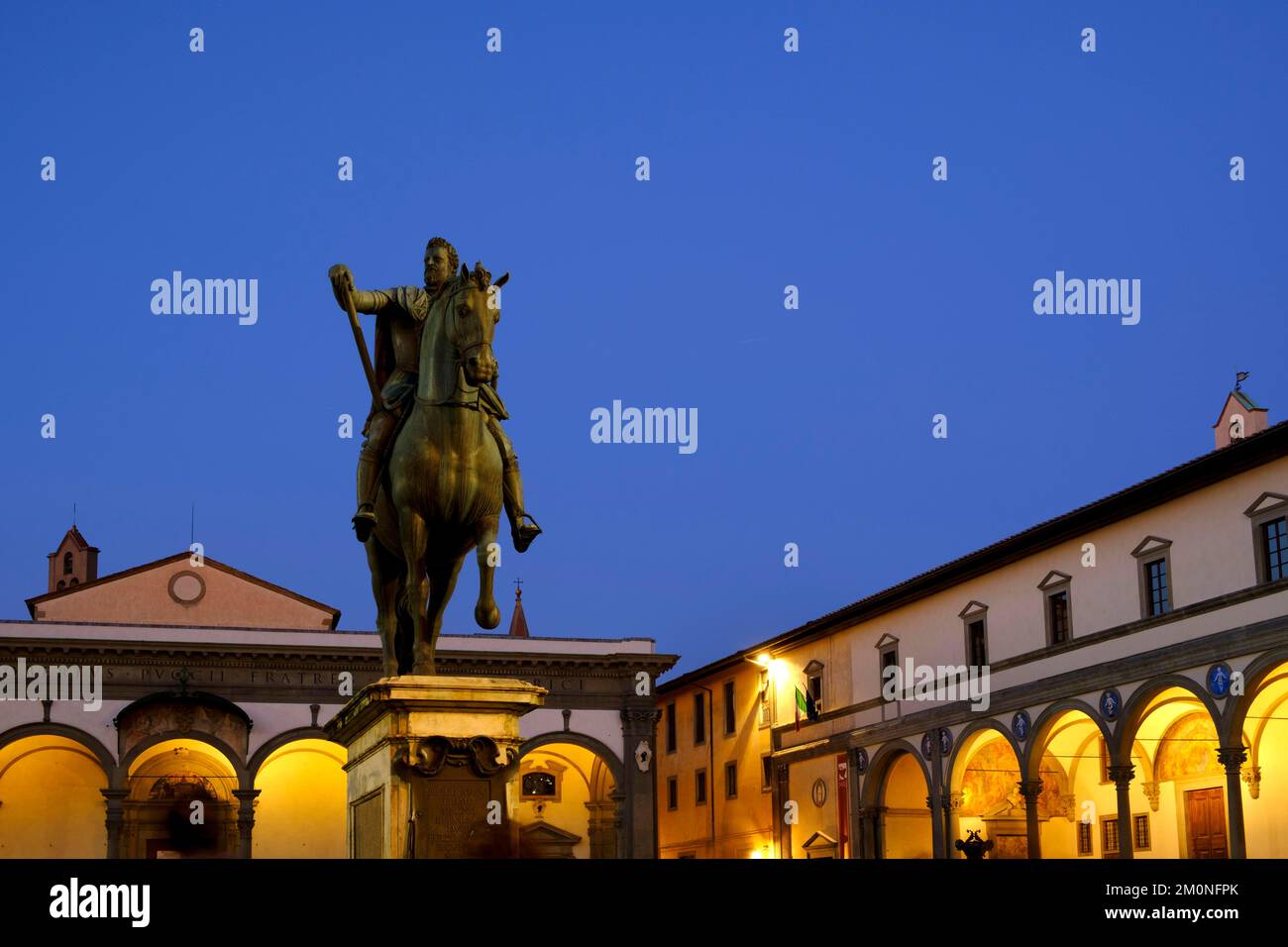 Statua equestre di Ferdinando i de' Medici (1549-1609), cardinale e granduca di Toscana, crepuscolo in Piazza della Santissima Annunziata, Firenze Foto Stock