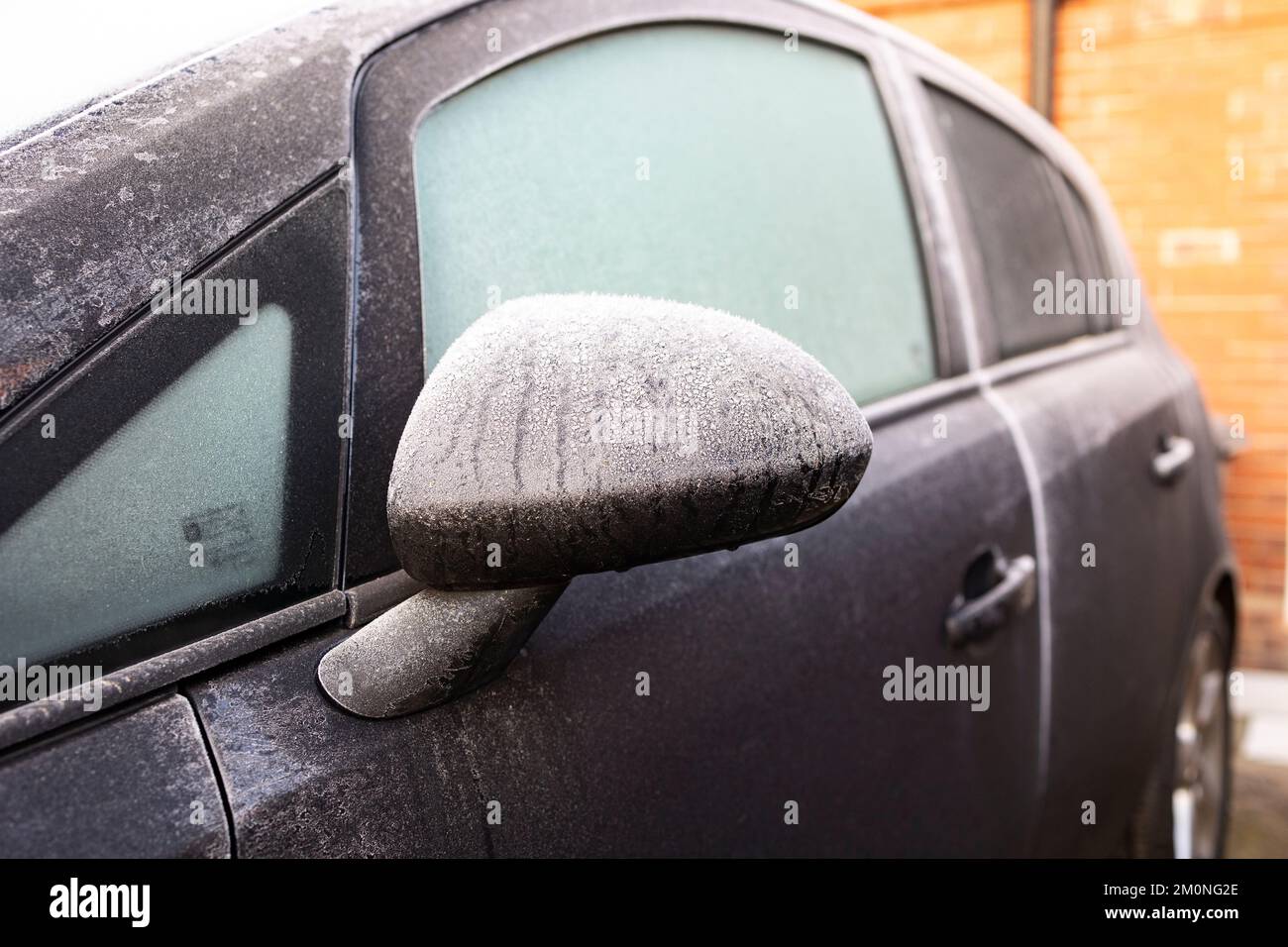 cristalli di ghiaccio si sono formati su uno specchio dell'ala di un'automobile, condizioni di congelamento Foto Stock