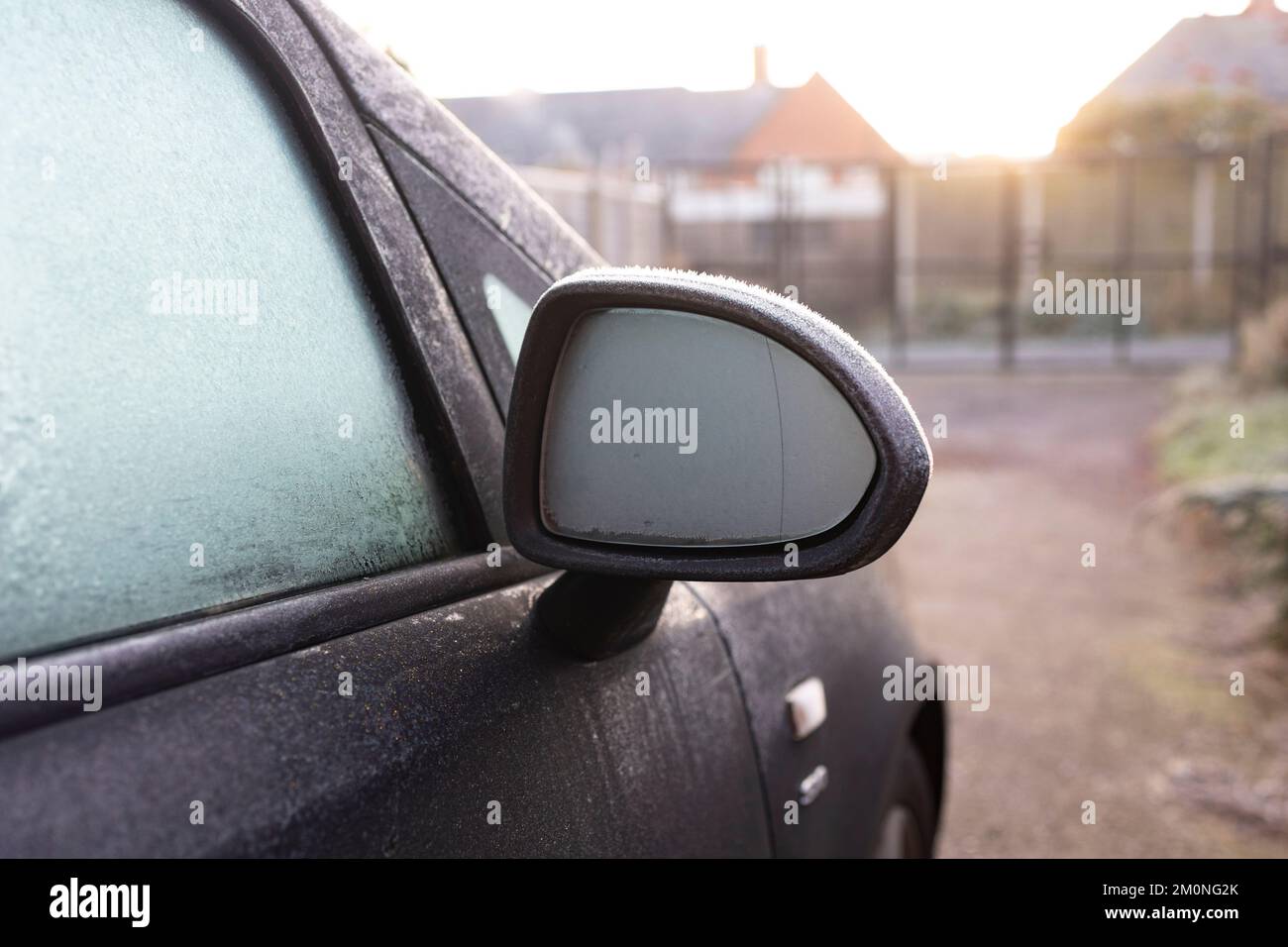 cristalli di ghiaccio si sono formati su uno specchio dell'ala di un'automobile, condizioni di congelamento Foto Stock