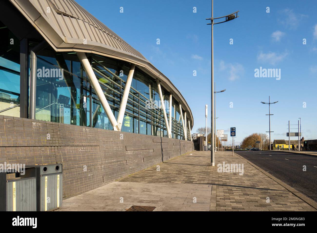 Hanley-Stoke-on-Trent, Staffordshire-Regno Unito Aprile 21,2022 primo piano della stazione degli autobus di Hanley con il suo futuristico design in metallo e vetro Foto Stock