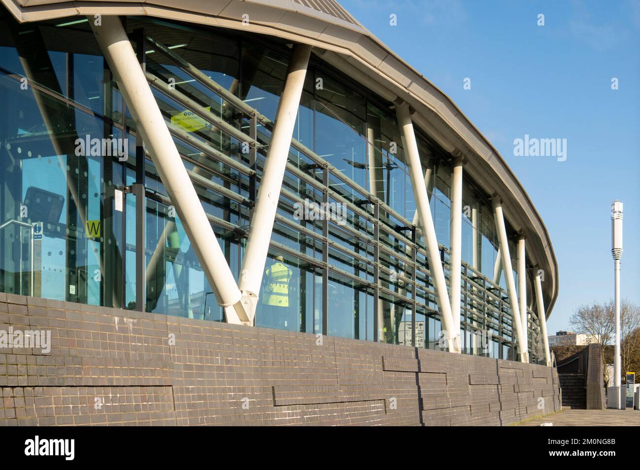Hanley-Stoke-on-Trent, Staffordshire-Regno Unito Aprile 21,2022 primo piano della stazione degli autobus di Hanley con il suo futuristico design in metallo e vetro Foto Stock