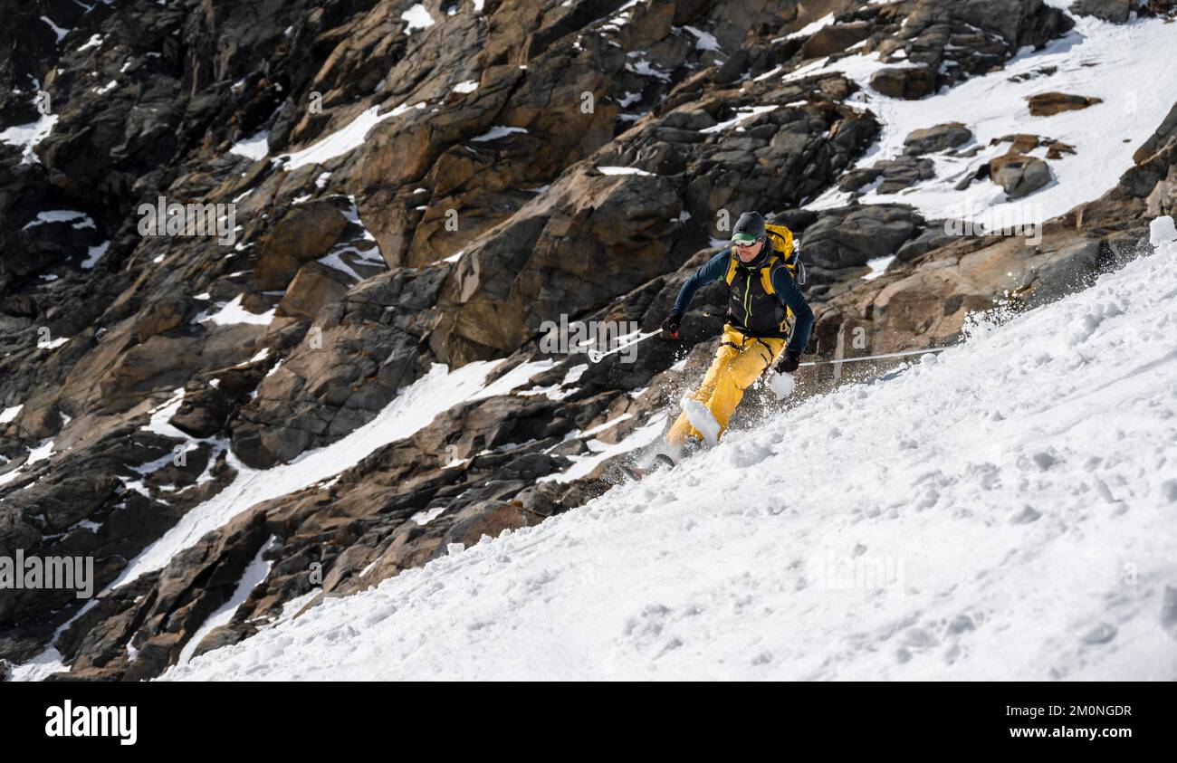 Sciatori che scendono su un ripido pendio, Alpi Stubai, Tirolo, Austria, Europa Foto Stock