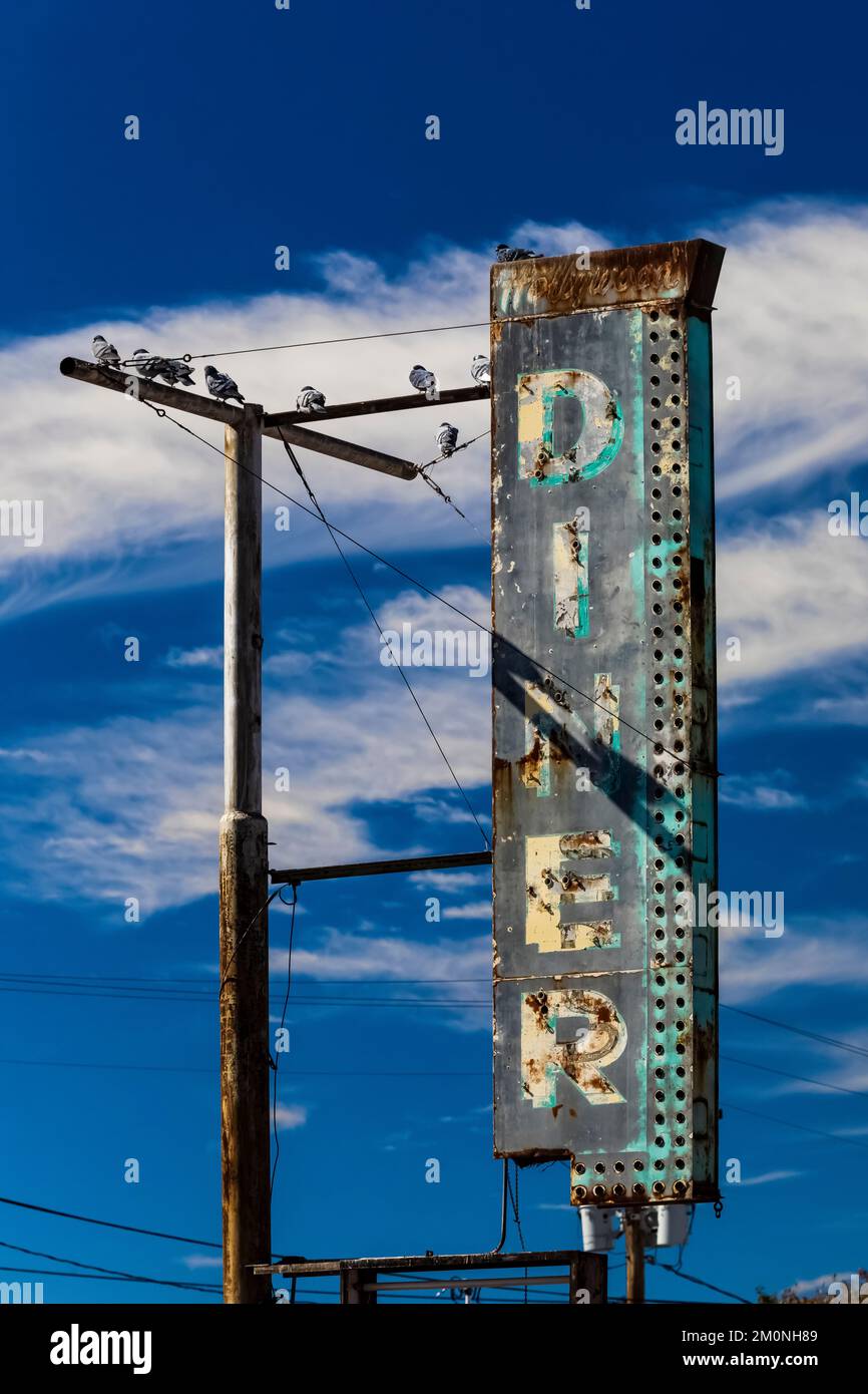 Firma per Hollywood Diner con i piccioni sulla Route 66 a Grants, New Mexico, USA [Nessuna release di proprietà; solo licenza editoriale] Foto Stock