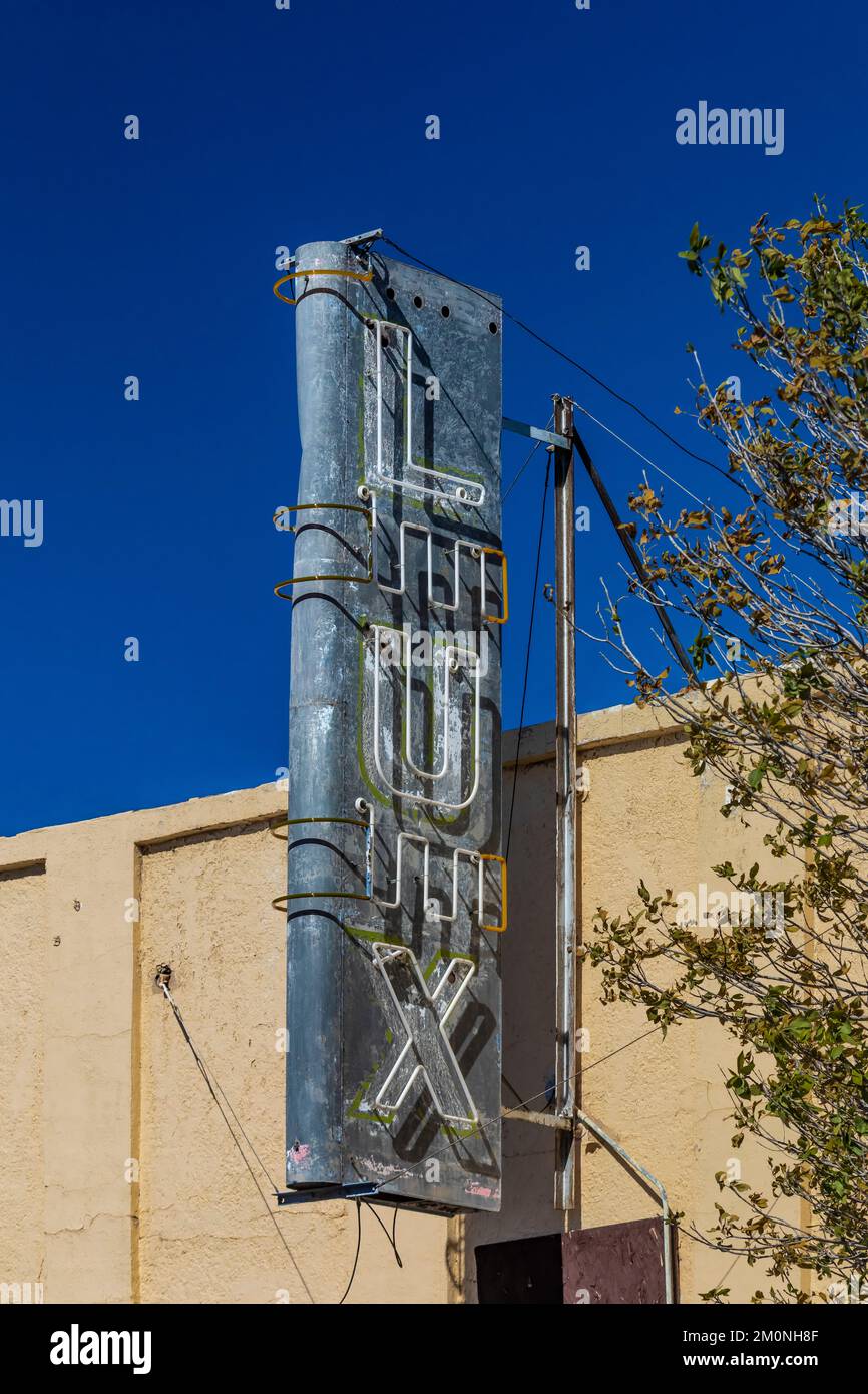 Lux Theatre firmano la Route 66 a Grants, New Mexico, USA [No property release; editorial licensing only] Foto Stock