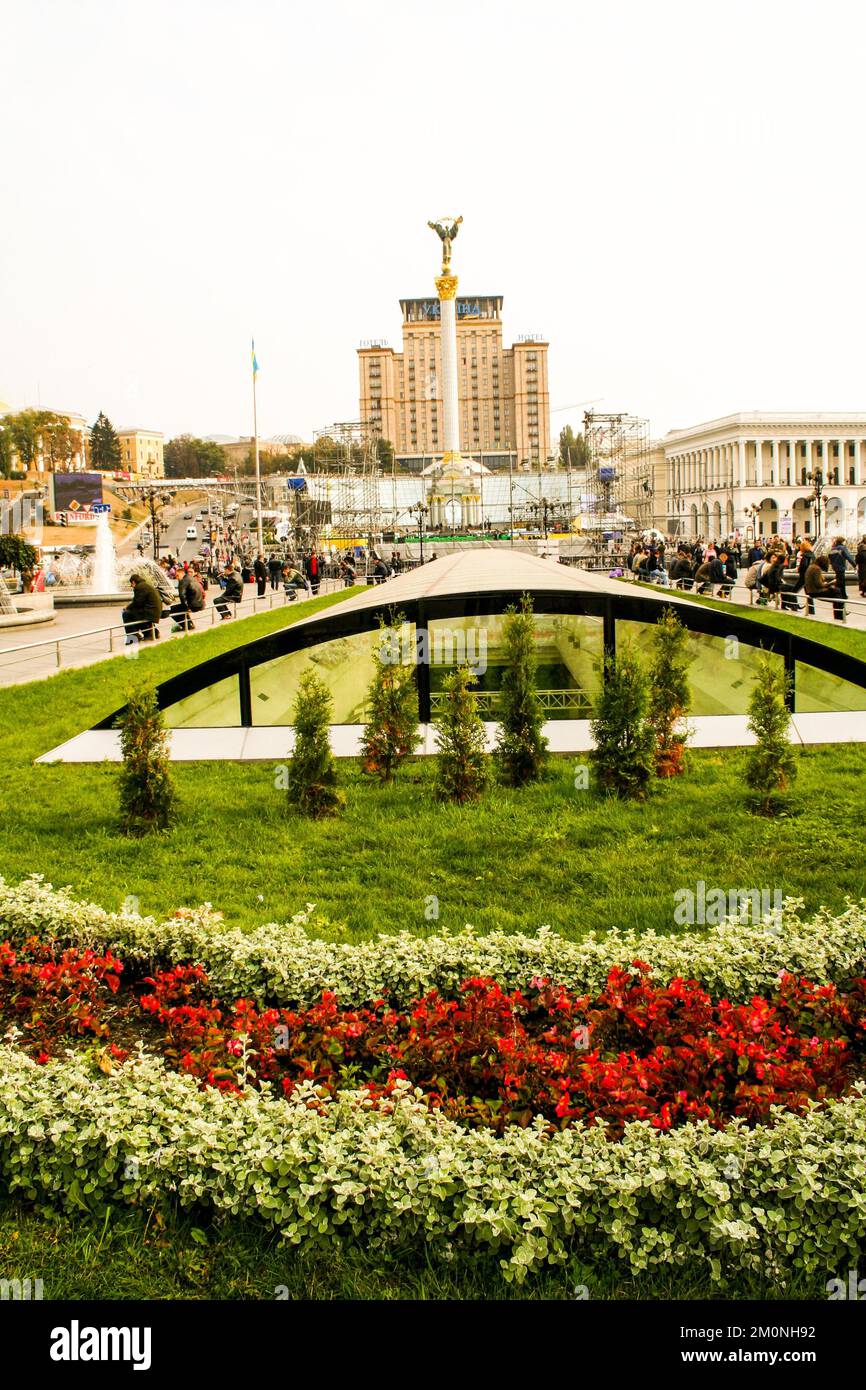 Statua di un angelo di rame placcati in oro e in piedi su un alto pilastro nel centro di Kiev Foto Stock