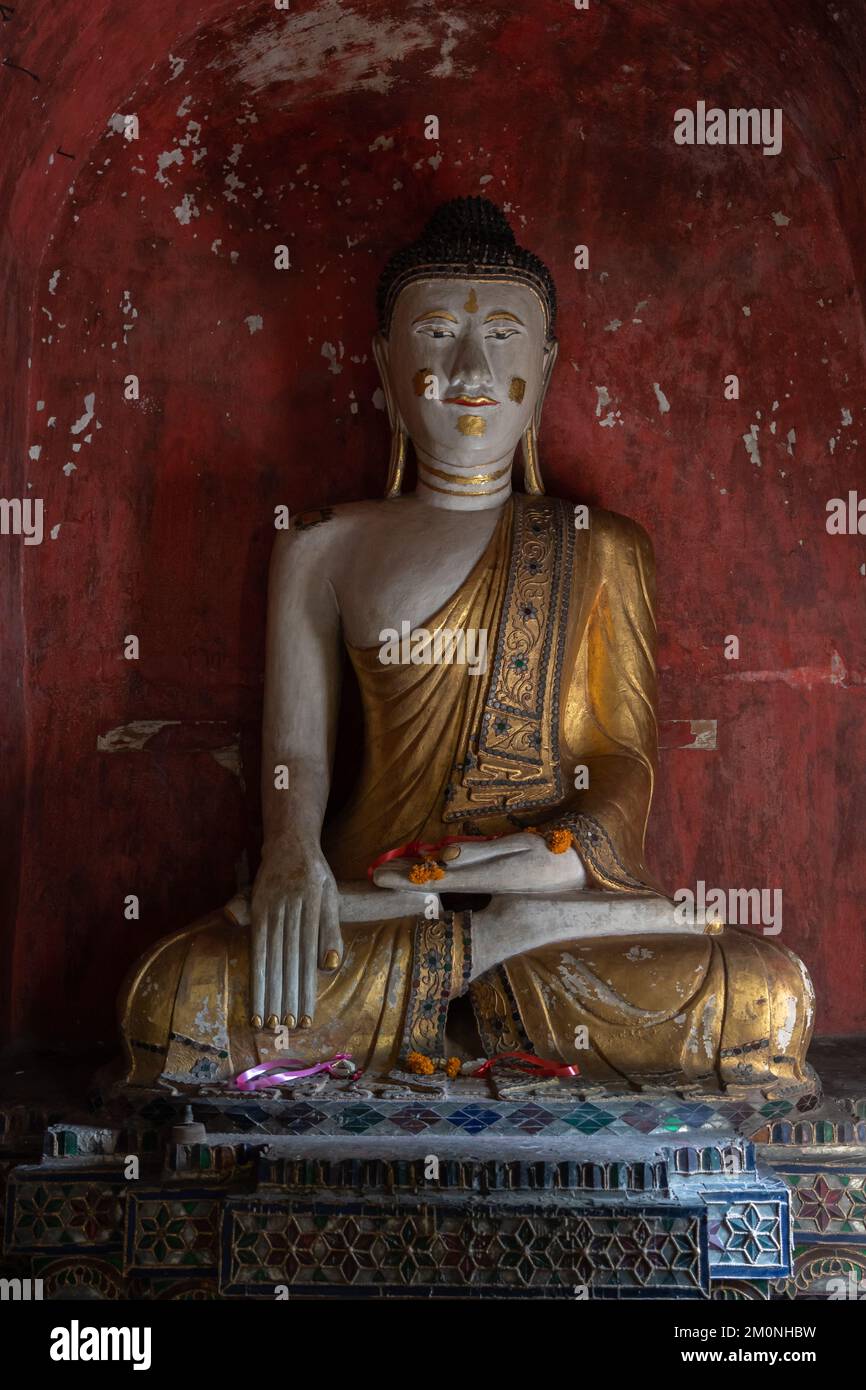 Statua Buddha in meditazione in stile antico