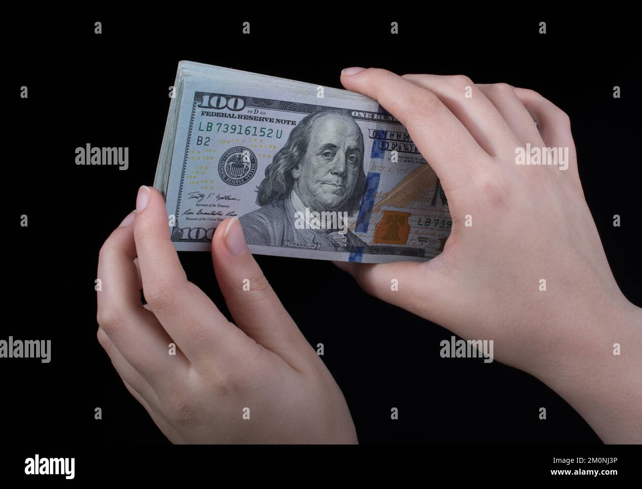 Tenere a mano le banconote in dollari americani isolate su sfondo bianco Foto Stock