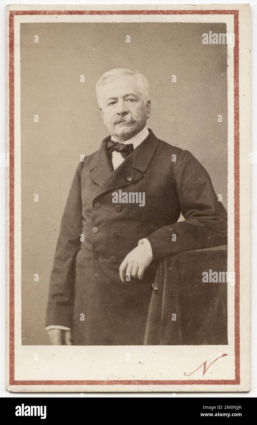 Ritratto del diplomatico e imprenditore francese Ferdinand de Lesseps (1805 - 1894), sviluppatore del canale di Suez, circa 1860. Fotografia di Nadar (Gaspard-Félix Tournachon) (1820 - 1910) Foto Stock