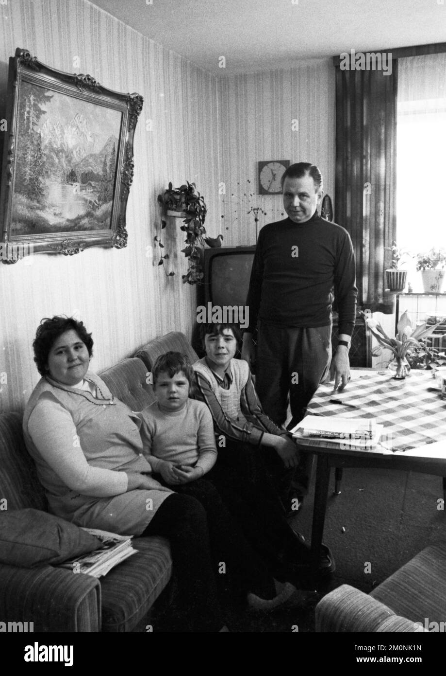 Il tasso di inflazione e l'inflazione delle 1970s famiglie della classe operaia sempre più gravate, come quella fotografata il 29 gennaio 1974 a Dortmund, Foto Stock