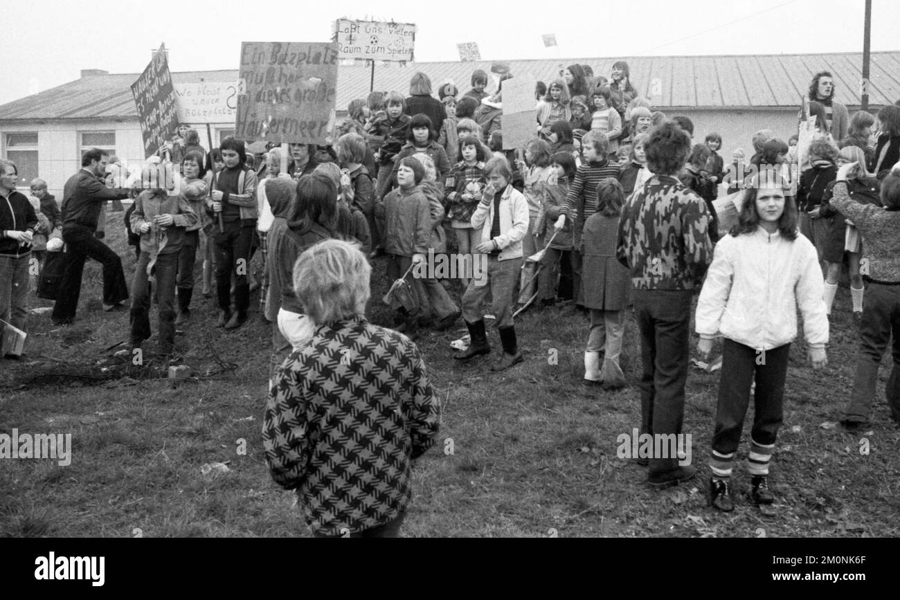 La tenuta di Scharnhorst a Dortmund è stata teatro della disputa per un parco giochi e un campo da calcio per i bambini il 30 marzo 1974 a Dortmund- Foto Stock