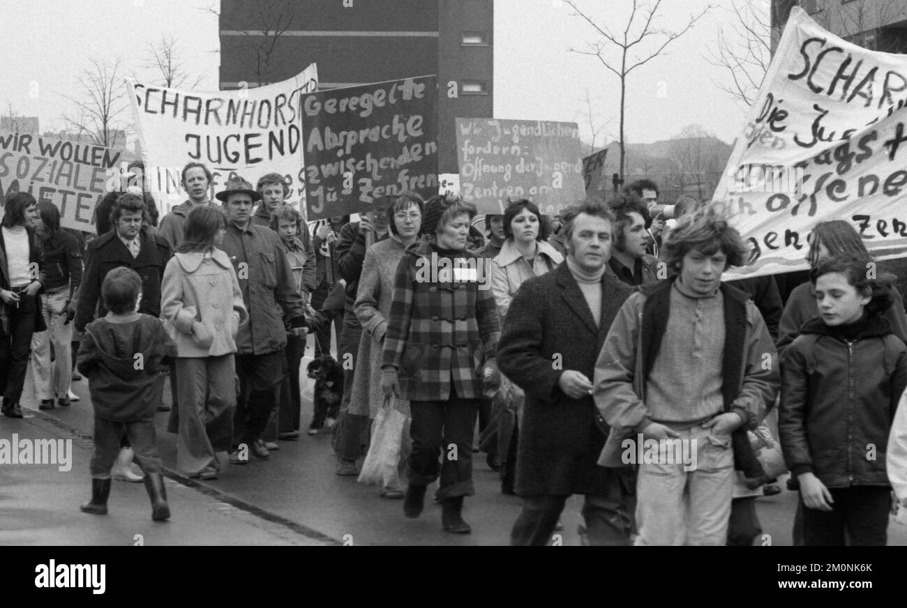 Gli inquilini di Neue Heimat a Dortmund-Scharnhorst hanno protestato contro gli aumenti di affitto nella loro proprietà immobiliare con una dimostrazione il 16 marzo 1974, Germania Foto Stock