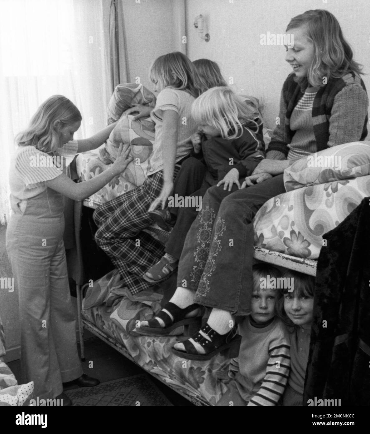 I residenti di questo rifugio senza casa a Düsseldorf, situato direttamente sull'autostrada, qui al 11,6.1974, sono prevalentemente famiglie con molti bambini Foto Stock