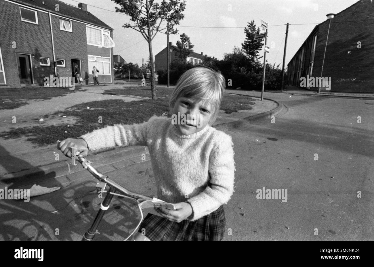 I residenti di questo rifugio senza casa a Düsseldorf, situato direttamente sull'autostrada, qui al 11,6.1974, sono prevalentemente famiglie con molti bambini Foto Stock