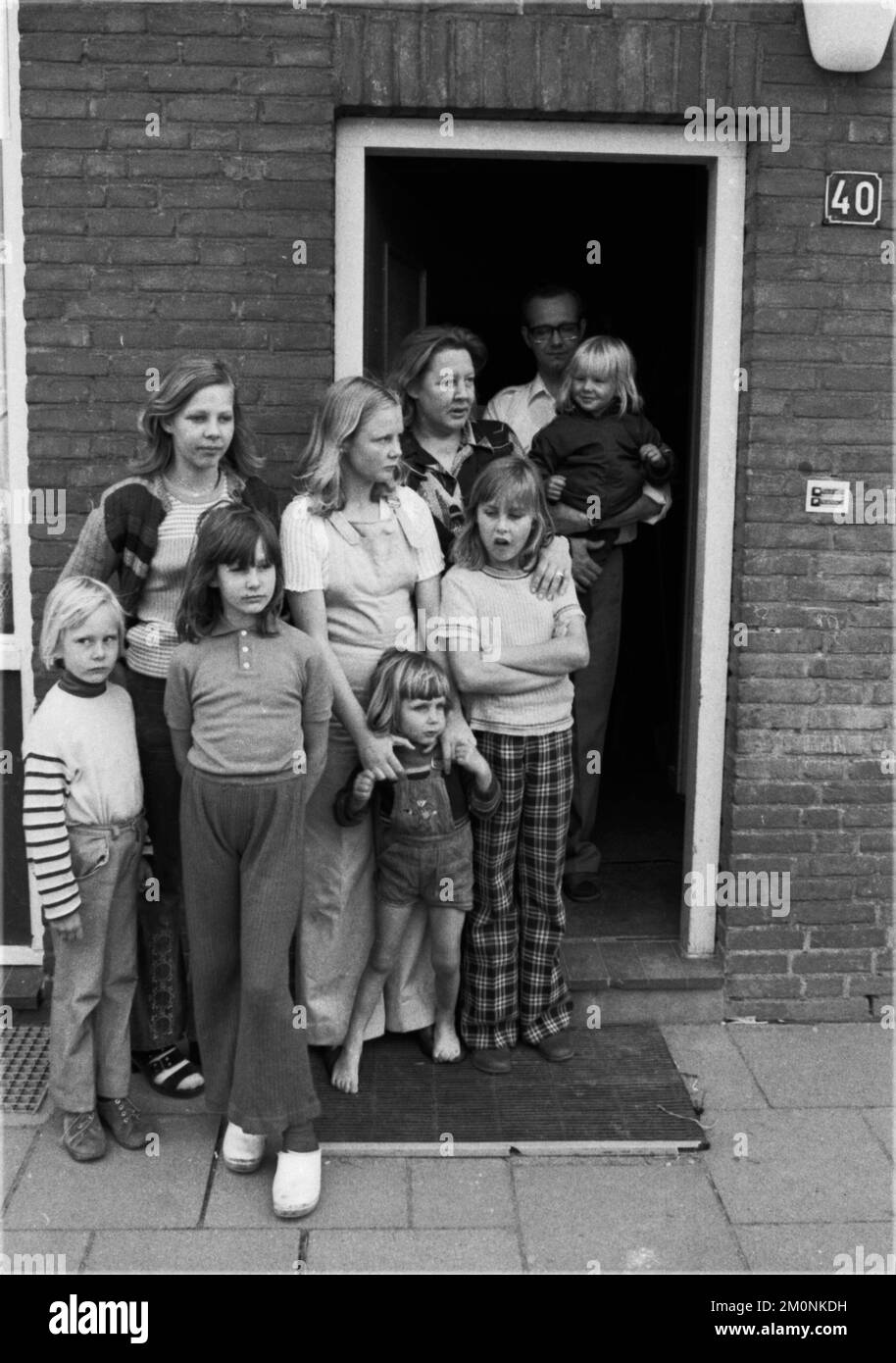 I residenti di questo rifugio senza casa a Düsseldorf, situato direttamente sull'autostrada, qui al 11,6.1974, sono prevalentemente famiglie con molti bambini Foto Stock