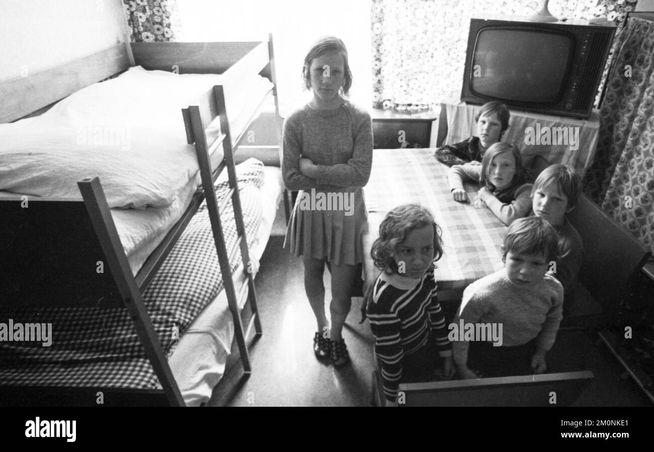 I residenti di questo rifugio senza casa a Düsseldorf, situato direttamente sull'autostrada, qui al 11,6.1974, sono prevalentemente famiglie con molti bambini Foto Stock