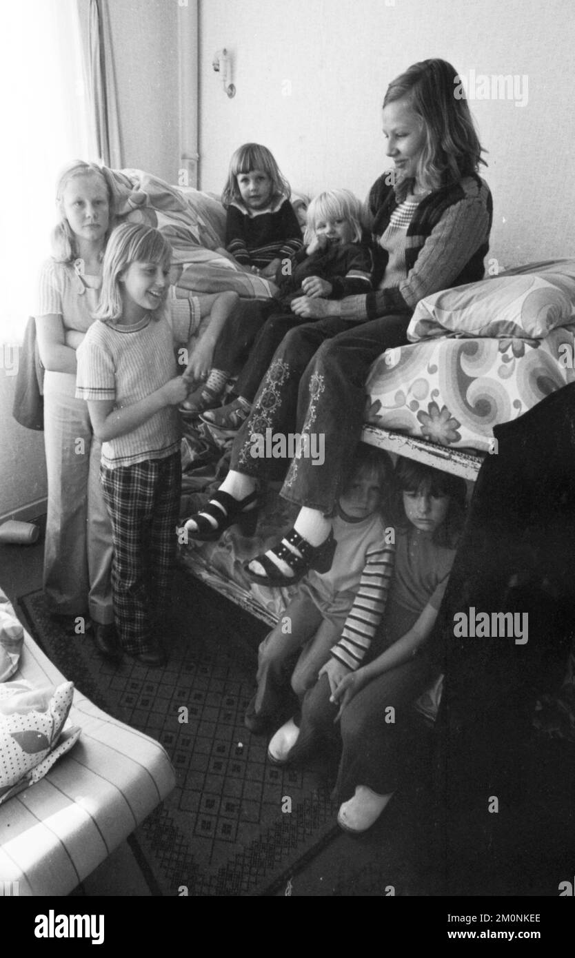 I residenti di questo rifugio senza casa a Düsseldorf, situato direttamente sull'autostrada, qui al 11,6.1974, sono prevalentemente famiglie con molti bambini Foto Stock