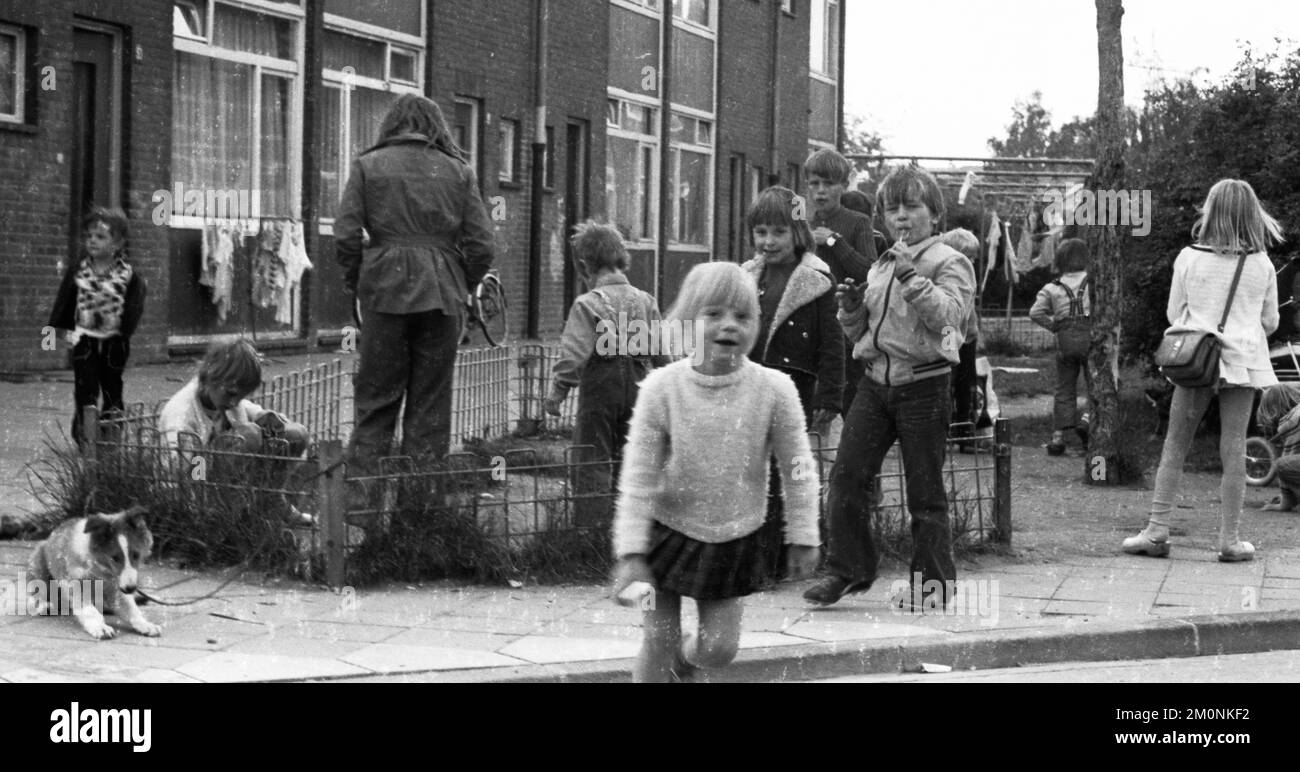 I residenti di questo rifugio senza casa a Düsseldorf, situato direttamente sull'autostrada, qui al 11,6.1974, sono prevalentemente famiglie con molti bambini Foto Stock