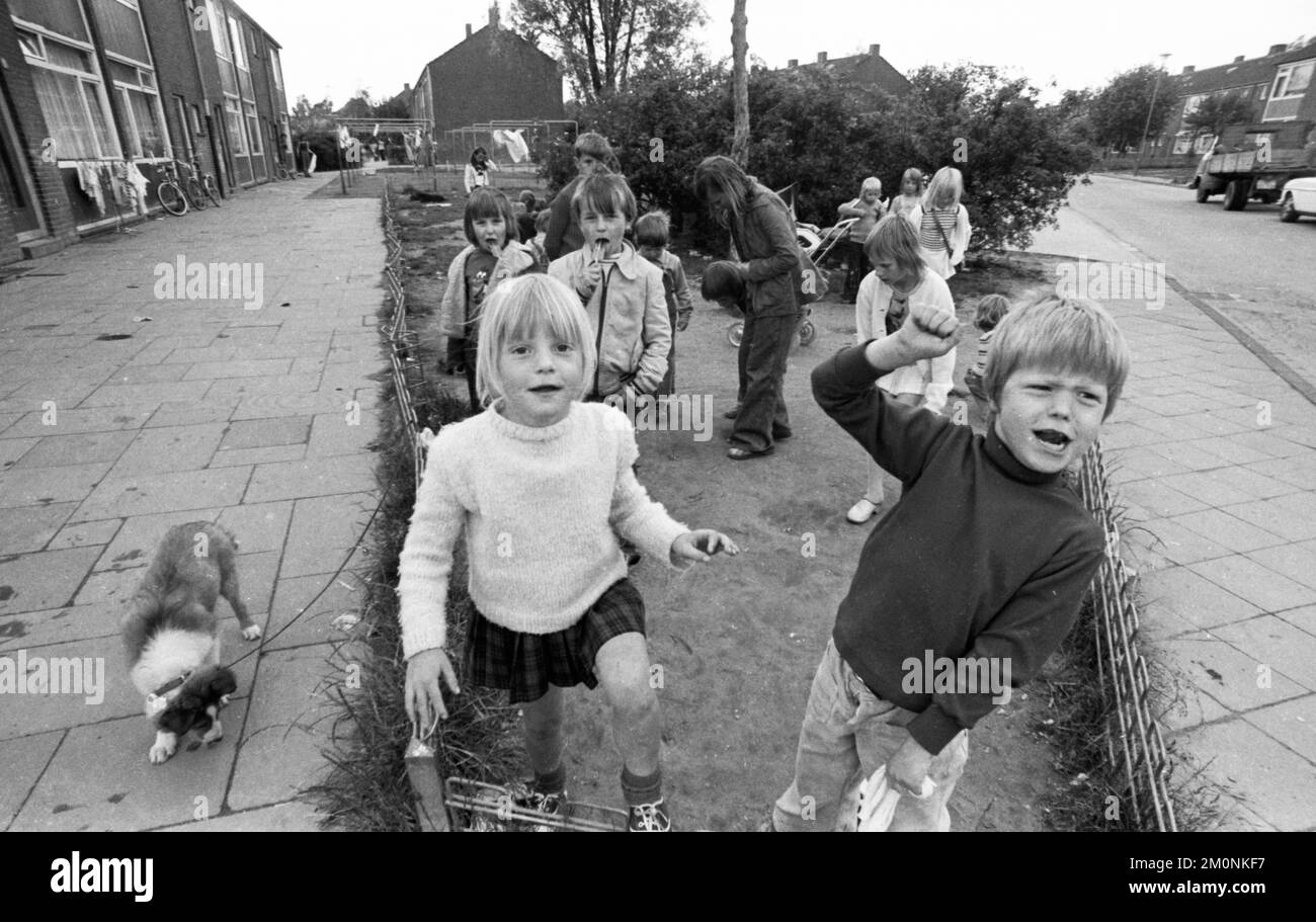 I residenti di questo rifugio senza casa a Düsseldorf, situato direttamente sull'autostrada, qui al 11,6.1974, sono prevalentemente famiglie con molti bambini Foto Stock