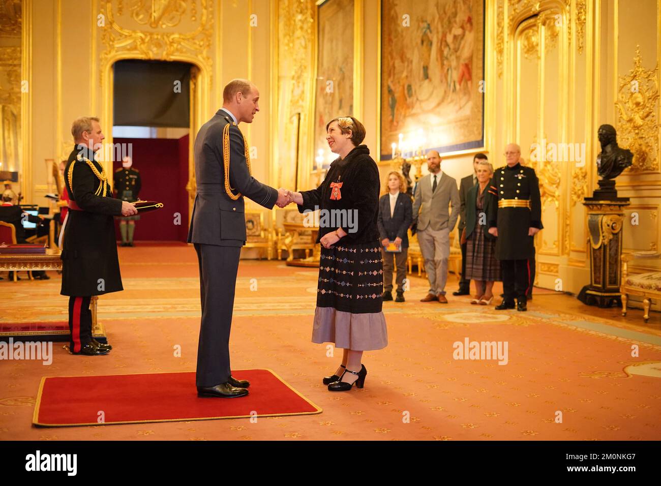 Ella Ritchie, direttore di Intoart, è membro dell'Ordine dell'Impero Briico dal Principe di Galles al Castello di Windsor. Il premio è stato per i servizi alle arti e alla disabilità. Data immagine: Mercoledì 7 dicembre 2022. Foto Stock