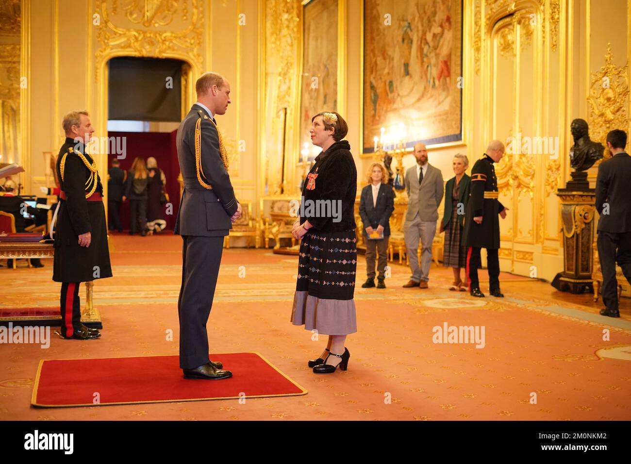 Ella Ritchie, direttore di Intoart, è membro dell'Ordine dell'Impero Briico dal Principe di Galles al Castello di Windsor. Il premio è stato per i servizi alle arti e alla disabilità. Data immagine: Mercoledì 7 dicembre 2022. Foto Stock