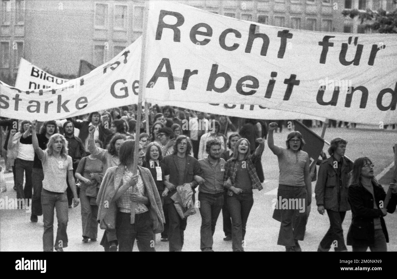 Durante il IV Congresso federale della SDAJ affiliata alla DKP, i delegati hanno manifestato ad Hannover il 19 maggio 1974 per le loro richieste di co-determinazione e. Foto Stock