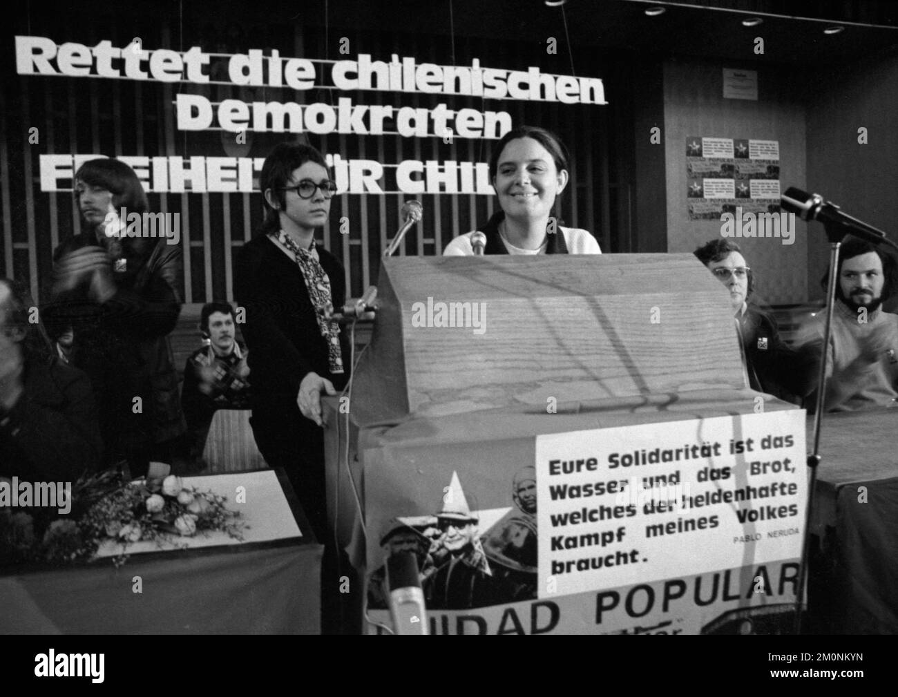 Con un evento di solidarietà e una dimostrazione presso l'Università di Colonia il 25,1.1974, studenti, leftisti e rifugiati cileni si sono difesi ag Foto Stock