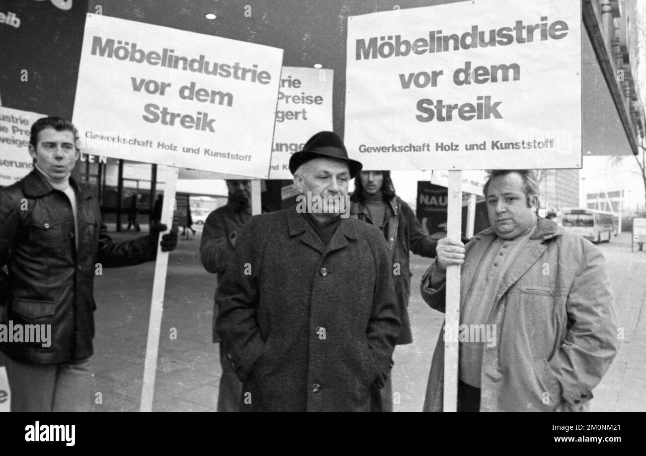 Nella disputa di contrattazione collettiva del sindacato legno e plastica, i membri di IG Holz und Kunstoff hanno protestato con il loro presidente Kurt Georgi a fr Foto Stock
