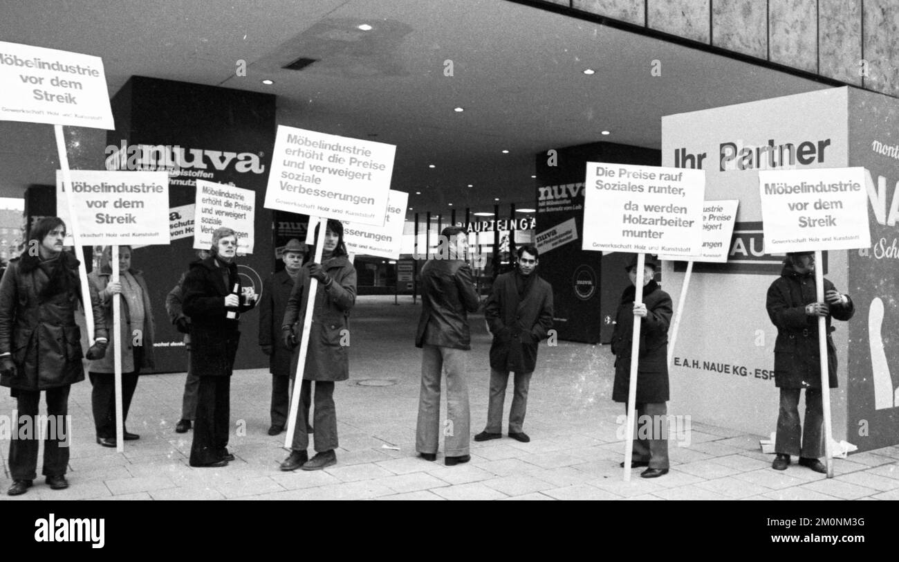 Nella disputa di contrattazione collettiva del sindacato legno e plastica, i membri di IG Holz und Kunstoff hanno protestato con il loro presidente Kurt Georgi a fr Foto Stock
