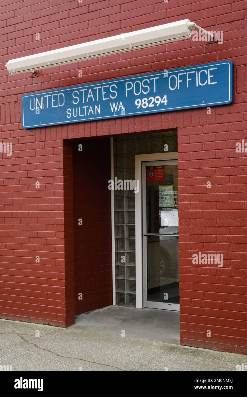 Sultan, WA, USA - 12 marzo 2022; porta d'ingresso all'ufficio postale degli Stati Uniti a Sultan Washington con cartello blu e bianco sopra la porta Foto Stock