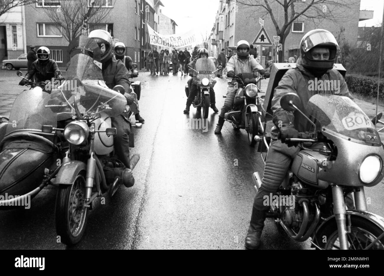 Circa 1, 500 motociclisti si sono alleati contro un drastico aumento dei premi assicurativi per le motociclette su 11.12.76 a Bonn, Germania, Europa Foto Stock